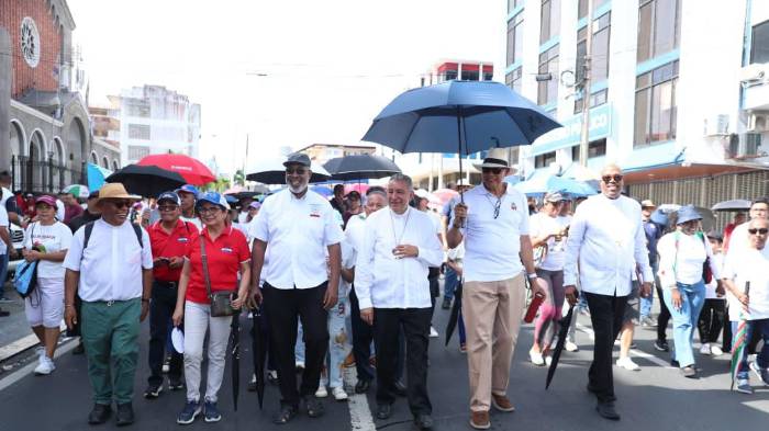 Panameños caminan por la paz, la vida y la familia