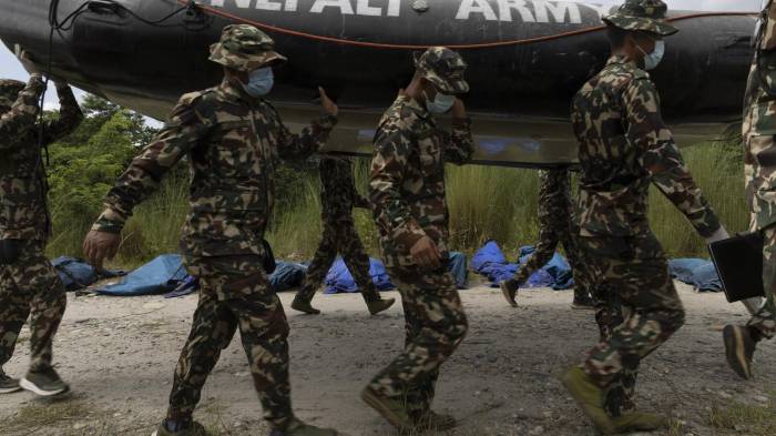 CHITWAN (Nepal), 31/08/2026.- Personal del Ejército de Nepal realiza operaciones de búsqueda y rescate a lo largo del río Narayani en el distrito de Chitwan, tras la masiva riada del pasado miércoles. EFE/EPA/NARENDRA SHRESTHA