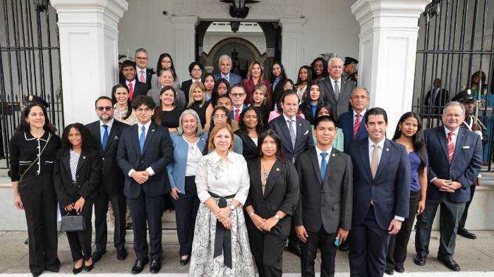 Estudiantes al mando: Presidente, ministros y maestros por un día