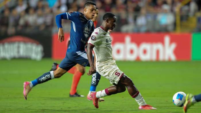 El delantero panameño Gustavo Herrera del Saprissa, fue silbado en Tibás tras otro partido sin goles; el técnico Vladimir Quesada salió en su defensa diciendo que fue uno de sus mejores encuentros.