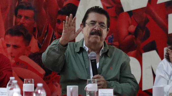 El coordinador del partido Libertad y Refundación (Libre) y expresidente de Honduras Manuel Zelaya participa en una reunión de su partido, en Tegucigalpa (Honduras). EFE/ Gustavo Amador