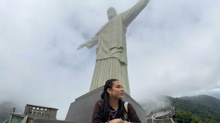 Durante su estadía en Brasil, Ange Scott también visitó la estatua del Cristo Redentor.