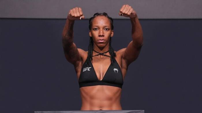 Joselyne Edwards posa tras marcar 135.5 libras en el pesaje oficial, lista para enfrentar a Norma Dumont en el combate coestelar de UFC Vegas 116.