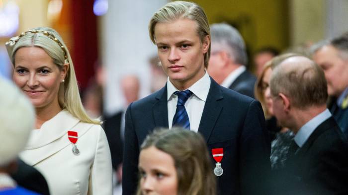 Foto archivo. La Princesa Heredera Mette Marit (izq.) y su hijo Marius Borg Hoiby asisten a una gala en el Aula Universitaria de Oslo, Noruega, el 17 de enero de 2016, con motivo del 25.º aniversario de la ascensión al trono del rey noruego Harald V.(Noruega) EFE/EPA/VEGARD WIVESTAD GROTT NORWAY OUT[NORWAY OUT]