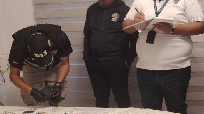 Durante la diligencia las autoridades recuperaron equipos tecnológicos y documentos.