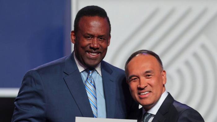 El panameño Rolando Blackman (i), primer latino en jugar en la NBA, será homenajeado en el Desfile del Día de la Independencia de Panamá en Brooklyn.