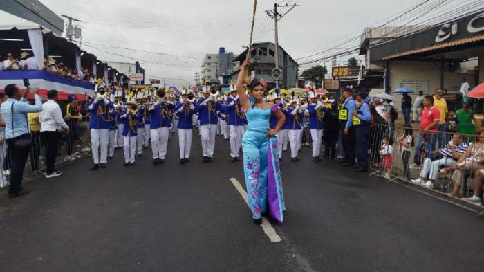 Delegaciones estudiantiles hacen sus mejores presentaciones.