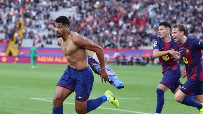 El defensor uruguayo Ronald Araújo celebra su gol agónico en Montjuïc.