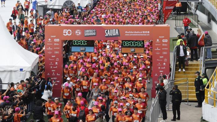La tradicional Caminata de la Solidaridad celebró una nueva edición en Bogotá con un homenaje a su fundadora, la ex primera dama Quintero, y al senador y precandidato Uribe Turbay.