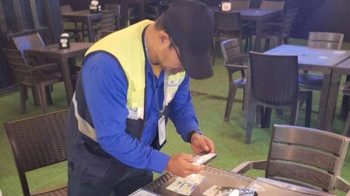 Funcionarios de Mitradel y Migración durante un operativo nocturno en la capital.