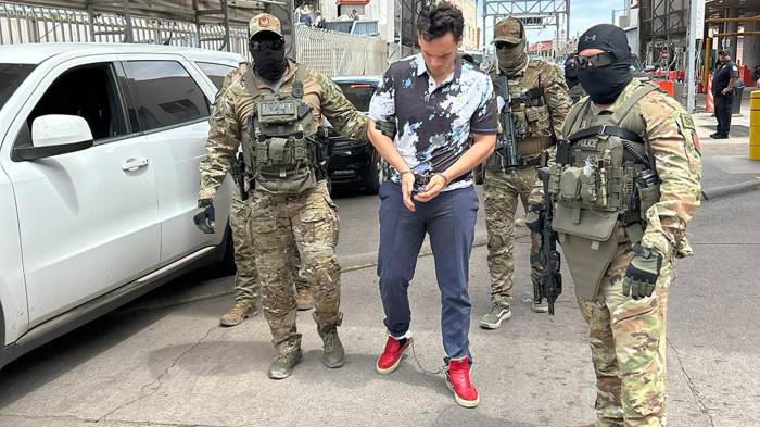 Fotografía cedida por el Servicio de Inmigración y Control de Aduanas (ICE) de Estados Unidos que muestran el momento de la deportación a México del boxeador Julio César Chávez Jr.