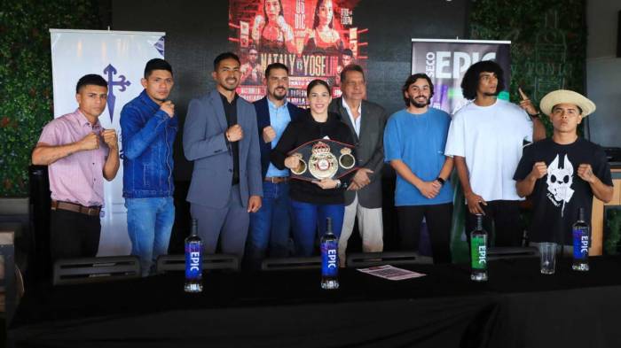 Boxeadores y organizadores posan en conferencia de prensa.