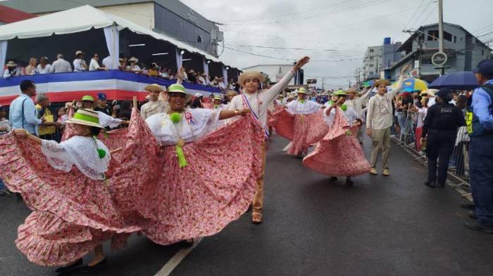 Presentaciones folclóricas en el recorrido.