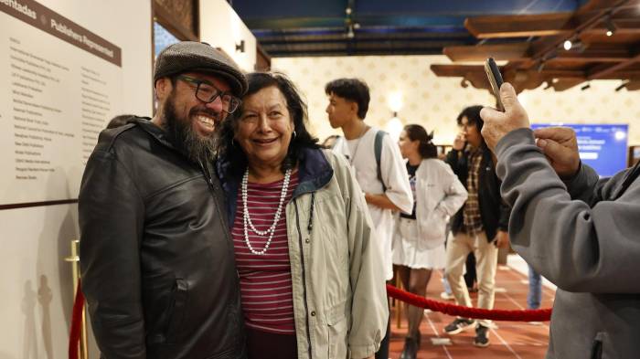 El actor Ubeimar Ríos posa con sus seguidores durante un evento celebrado el pasado 25 de abril. Con solo una película en su haber y una limitada experiencia, el colombiano Ubeimar Ríos ha conseguido una nominación a los Premios Platino por su labor en 'Un poeta', un reconocimiento inesperado que representa más un comienzo que una consolidación, como reconoce en una entrevista con EFE.