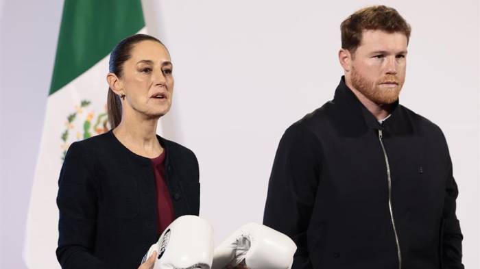 La presidenta de México, Claudia Sheinbaum (i), posa junto al boxeador mexicano Saúl ‘Canelo’ Álvarez durante una rueda de prensa este viernes, en el Palacio Nacional de la Ciudad de México.