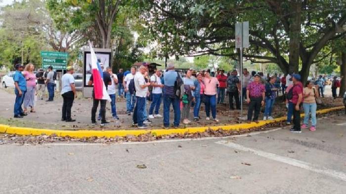 Policías jubilados protestaron.