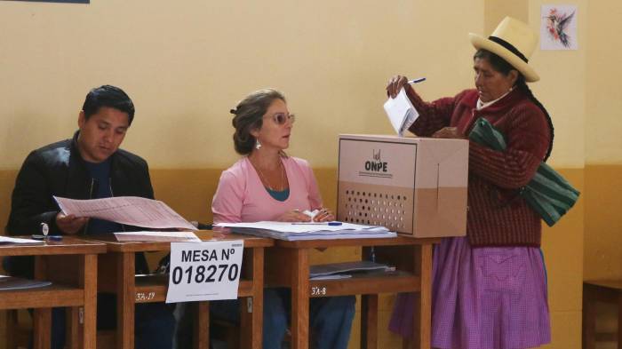 Una mujer deposita su voto este domingo en Urubamba, Cusco (Perú). EFE/ Sengo Pérez