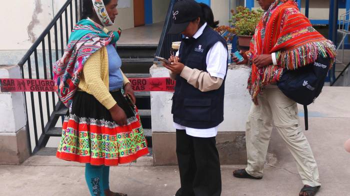 Personas asisten a votar este domingo en Perú. EFE/ Sengo Pérez