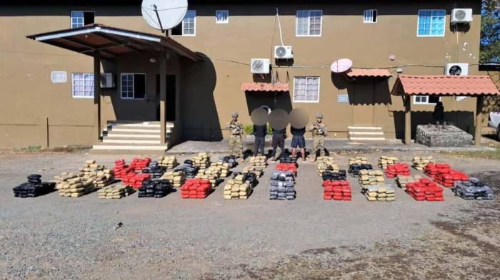 Un total de 1,263 paquetes de presunta droga fueron decomisados tras la interdicción de una embarcación en el Pacífico.