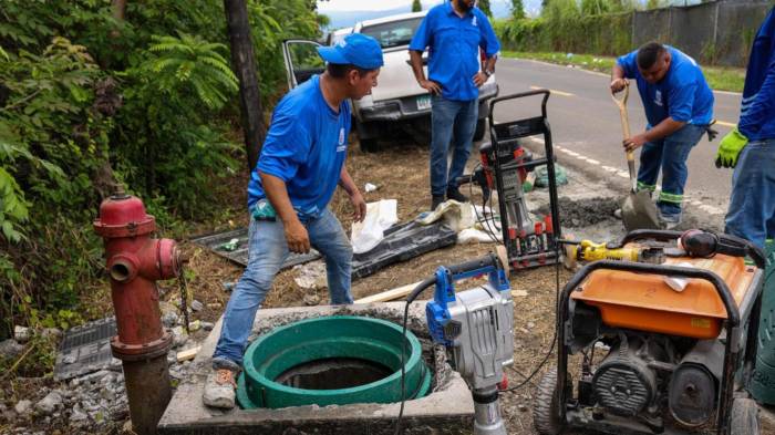 Personal municipal instala tapas recicladas fabricadas en Parita, impulsando empleo local y seguridad urbana.