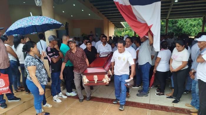 Dan último adiós a mujer asesinada y su cuerpo lanzado a un herbazal en San Carlos