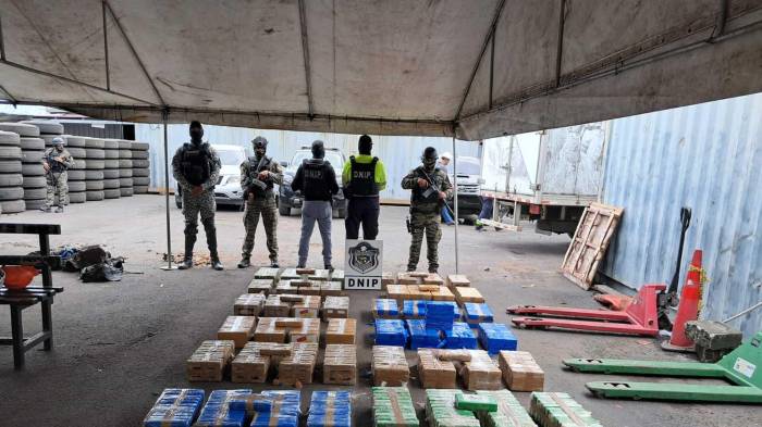 Autoridades policiales y aduaneras presentan la droga incautada en puerto del Pacífico, parte de un operativo internacional contra el narcotráfico.
