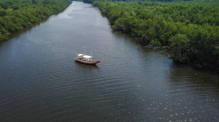Fotografía de archivo del 30 de marzo de 2023 que muestra un barco navegando el río Suruí de la región de Mauá, cerca de la Bahía de Guanabara, en Río de Janeiro (Brasil).