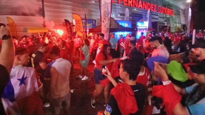 Más de 20,000 fanáticos desafiaron la lluvia y llenaron el Estadio Rommel Fernández para alentar a ‘La Sele’.