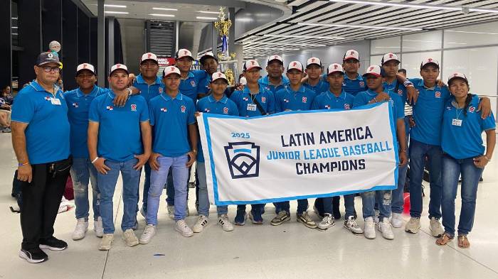 Los peloteros emocionados a su llegada.