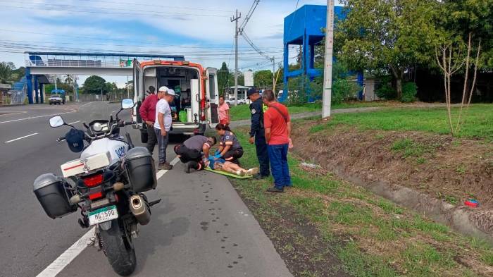 Policía rescata a mujer tirada sobre la vía en Chiriquí