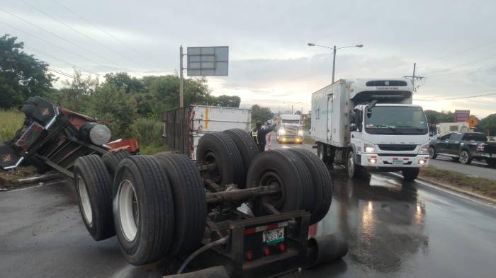 Aguadulce | Mula termina volcado tras impactar con jersey