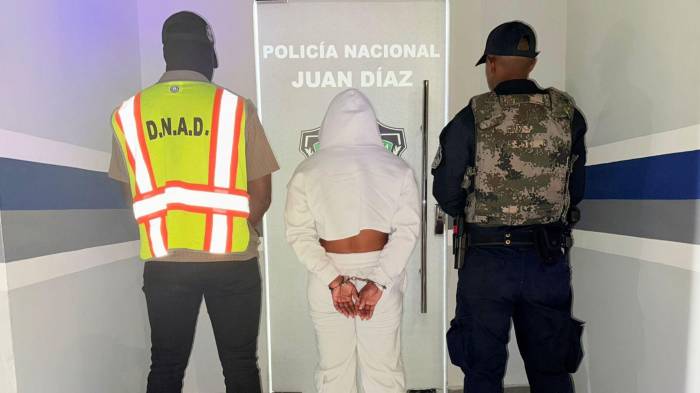 Mujer fue detenida con presunta droga oculta en su equipaje.