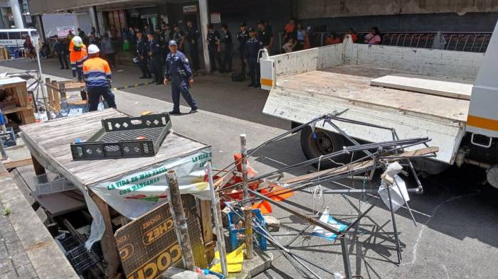 Policía Nacional y personal del Metro de Panamá durante el desalojo en San Miguelito.
