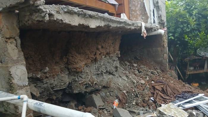 Las familias expuestas al riesgo de derrumbe permanecen en casas de parientes, según las recomendaciones de las autoridades.