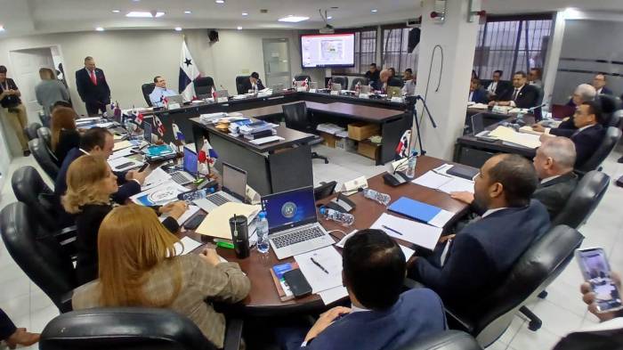 En la comisión de la Asamblea surgieron cuestionamientos sobre la planilla y los “sobresueldos” en la Unachi.