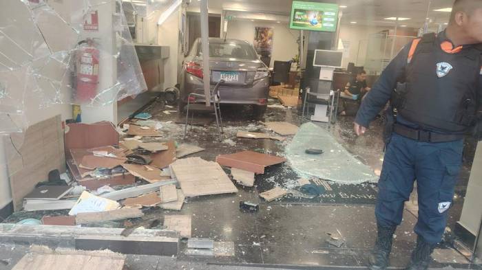 La Chorrera | Auto quedó zampado dentro de un banco