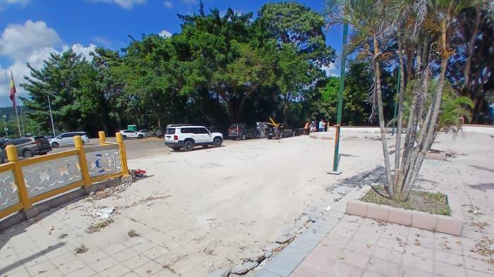 Líderes políticos estallan por la demolición del Monumento Chino