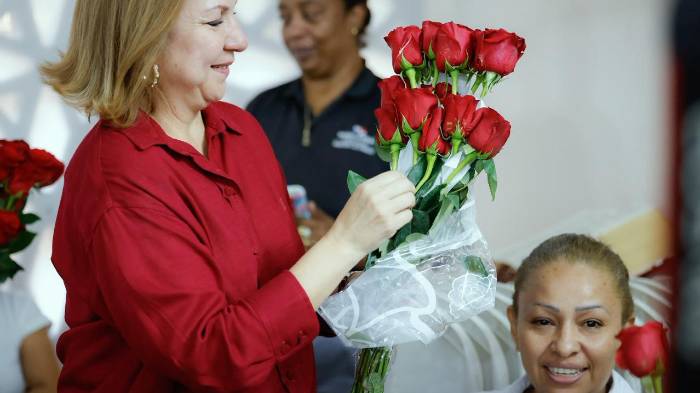 Como parte de la celebración, la ministra y su equipo entregaron rosas rojas a las internas, mientras que mariachis interpretaron serenatas.