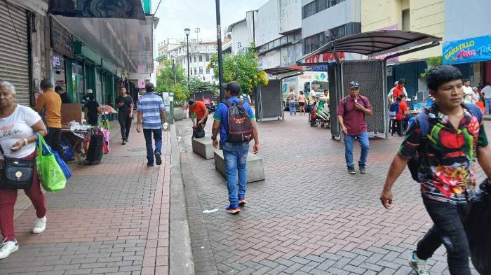 La clientela disminuye día a día, y los vendedores aseguran que están golpeados por la caída en las ventas.