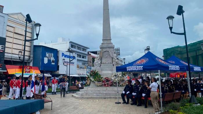 También le rindieron honores en la Plaza 5 de Mayo.