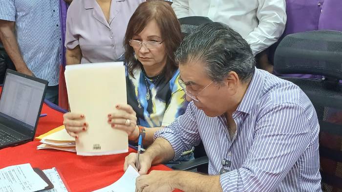 Momentos en que Carlos Raúl Piad formaliza su postulación.