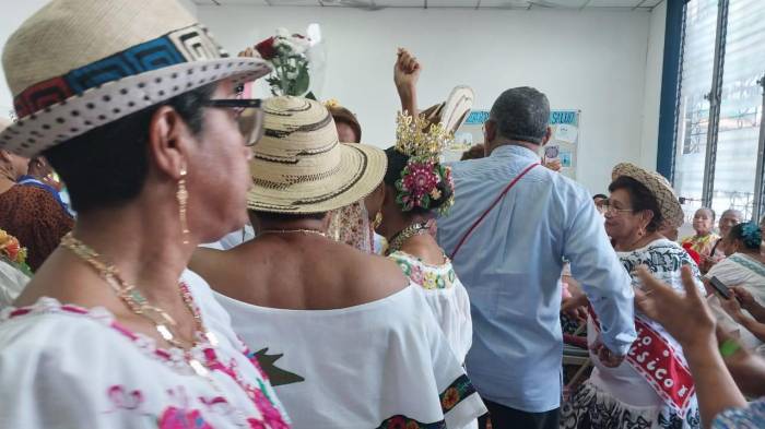 Glorioso reinado y baile para celebrar la vida en la tercera edad