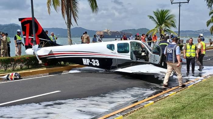 ¡De película! Avioneta cayó en la Calzada de Amador. No hay heridos de gravedad [VIDEO]
