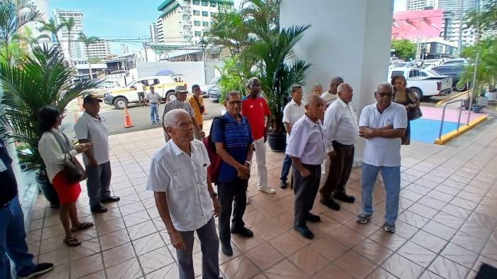 Grupo de jubilados que solicita mejores condiciones de vida.