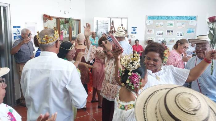 Glorioso reinado y baile para celebrar la vida en la tercera edad