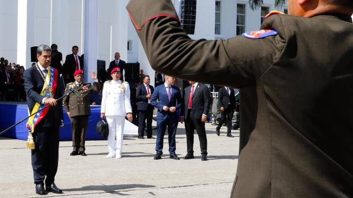 Fotografía cedida por el Palacio de Miraflores del líder chavista, Nicolás Maduro (i), durante un acto de Reconocimiento y Reafirmación de la Lealtad este viernes, en Caracas (Venezuela). ayoritaria reivindica que Edmundo González Urrutia fue el ganador de los comicios de julio. EFE/ Palacio de Miraflores /