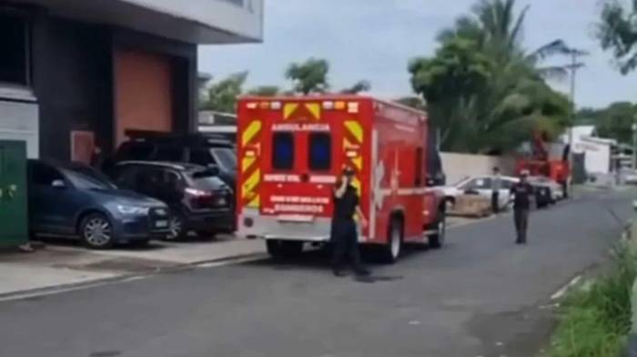Bomberos rescataron al trabajador herido.