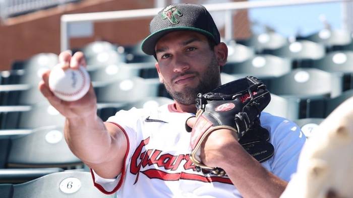 Daniel Espino lanzó una entrada.