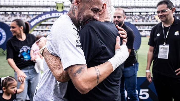 Neymar Jr recibió un homenaje ante del partido ante Cruzeiro.
