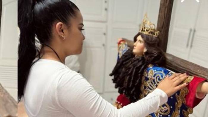 Kiara Pérez viste a Santa Librada y anuncia una canción en su honor